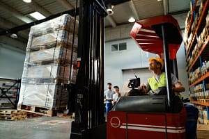 Benefits of Using an Electric Powered Forklift in the Warehouse
